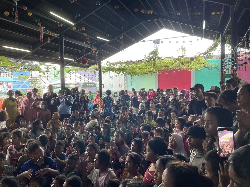 Anak-anak pengungsi kebakaran Depo Pertamina Plumpang mengikuti kegiatan di aula Ruang Publik Terpadu Ramah Anak (RPTRA) Rasela, Koja, Jakarta Utara (5/3/2023).