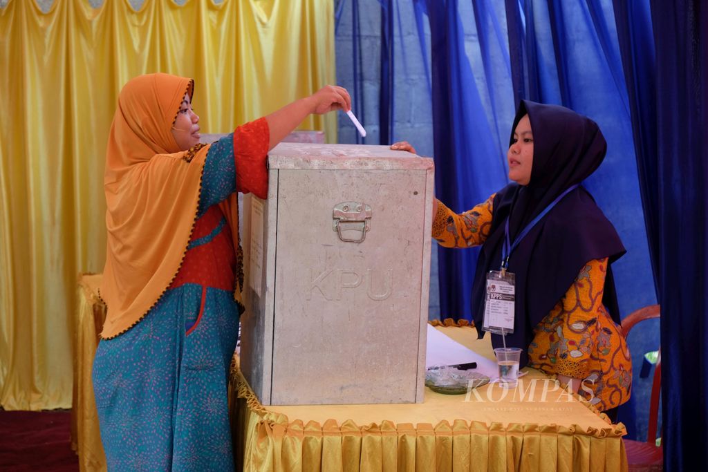 Warga mengikuti pemungutan suara ulang (PSU) di Tempat Pemungutan Suara (TPS) 10, Kelurahan Kampung Jua, Kecamatan Lubuk Begalung, Kota Padang, Sumatera Barat, Minggu (1/7/2018). PSU untuk Pemilihan Walikota dan Wakil Walikota Padang itu diselenggarakan karena pada pemungutan suara Rabu (27/6/2018) lalu, tiga orang warga tetap diperbolehkan memberikan suara meski tidak memenuhi syarat sebagai pemilih.