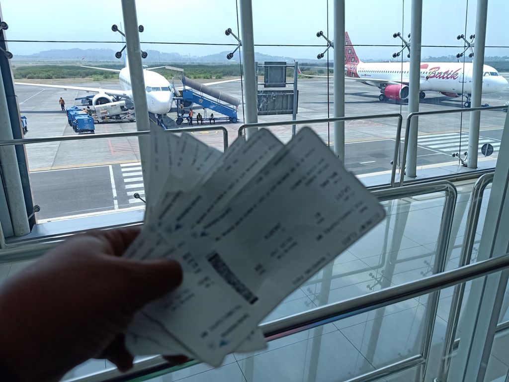 The tickets of several airplane passengers are ready to be checked by airport officials. The government in Jakarta, on Friday (27/9/2019), hopes that airplane ticket prices can become affordable for the public. Indonesian airlines can have discussions with each other to resolve ticketing issues in order to make them accessible to the public.