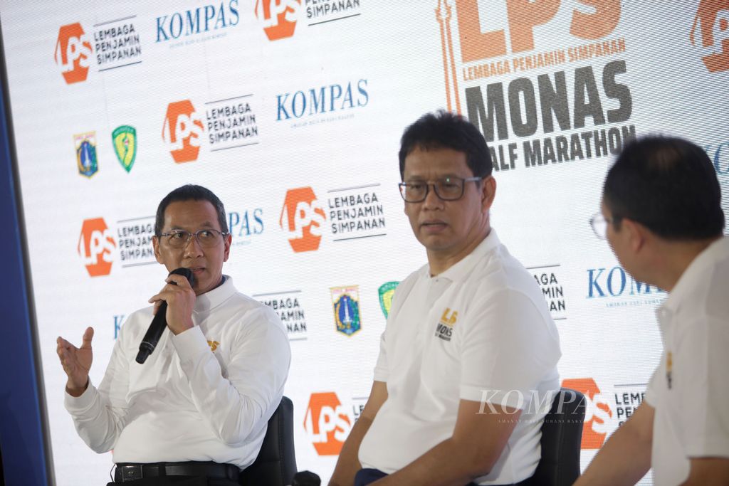 Penjabat Gubernur DKI Jakarta Heru Budi Hartono, Ketua Dewan Komisioner LPS Purbaya Yudhi Sadewa, dan Pemimpin Redaksi Harian <i>Kompas </i>Sutta Dharmasaputra (kiri ke kanan) memberikan keterangan saat <i>kick-off</i> LPS Monas Half Marathon 2023 di Jakarta, Kamis (13/4/2023). Lomba lari itu akan digelar pada 2 Juli 2023 mendatang di Jakarta.