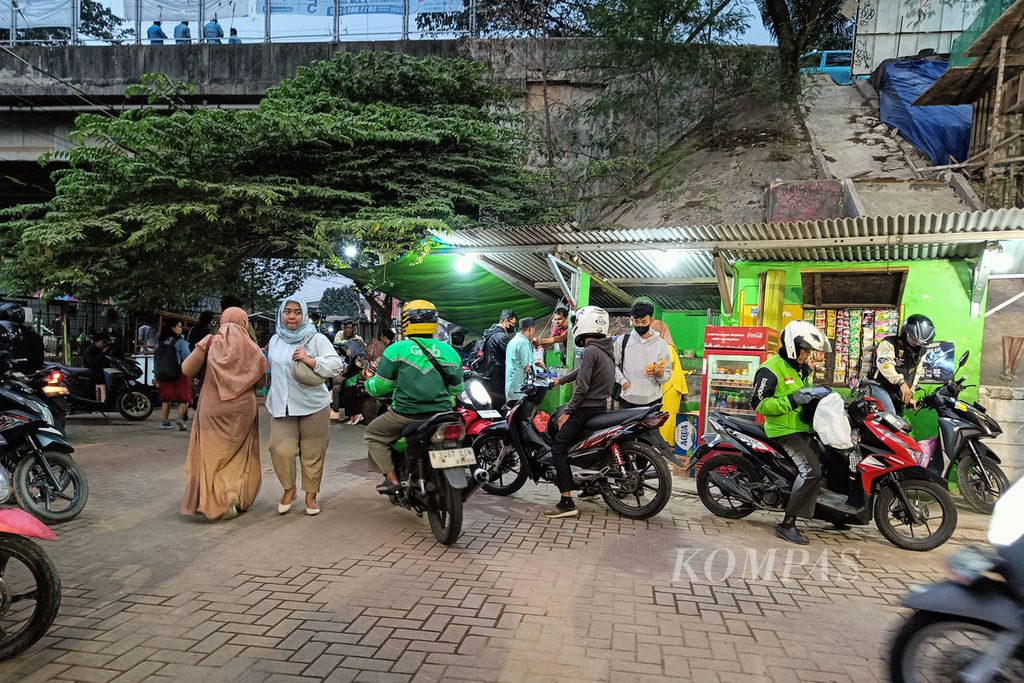 Pengemudi ojek daring  setelah mengantarkan calon penumpang KRL Jabodetabek di sekitar Stasiun Rawa Buntu, Tangerang Selatan, Banten, Senin (2/9/2024). 