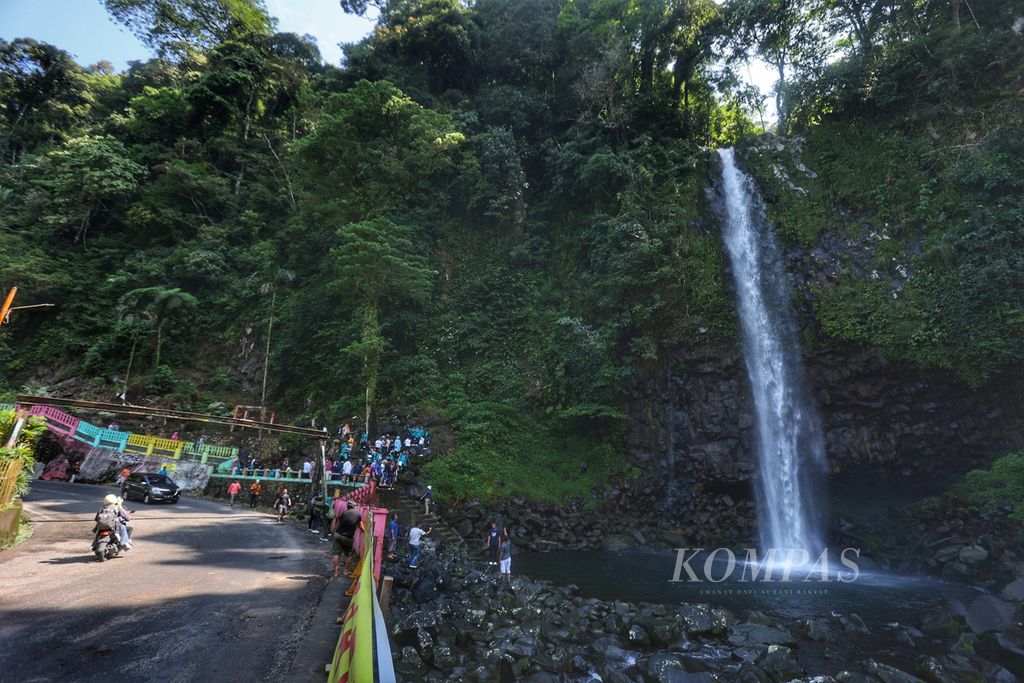 Tourists visit the Anai Valley Waterfall tourist attraction, Sepuluh Koto District, Tanah Datar Regency, West Sumatra, Tuesday (13/6/2023).
