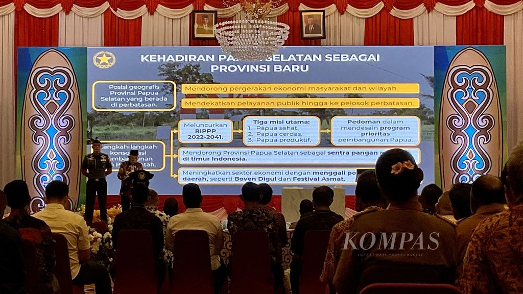 Wakil Presiden Ma’ruf Amin memberikan sambutan dalam pencanangan pembangunan dan penandatanganan prasasti peletakan batu pertama sentra sarana dan prasarana pemerintahan Provinsi Papua Selatan, di Merauke, Papua Selatan, Selasa (4/6/2024).