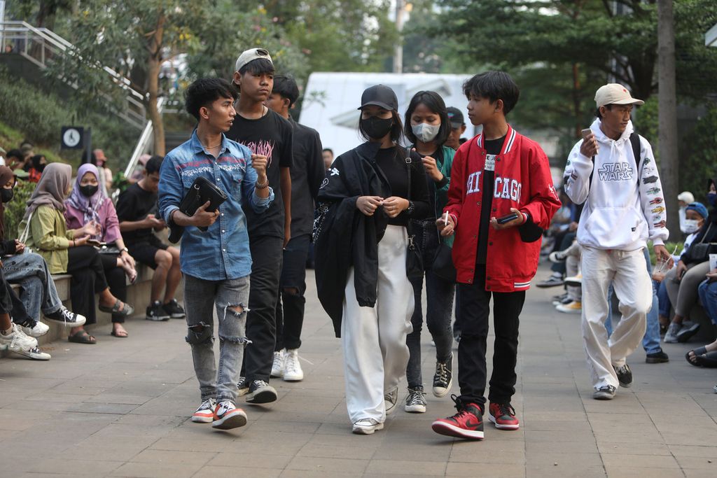 Sejumlah remaja berjalan di Taman Stasiun MRT Dukuh Atas, Jakarta, Jumat (8/7/2022). Para remaja usia belasan tahun ini berusaha tampil keren dengan mengenakan busana yang mereka anggap menarik. 