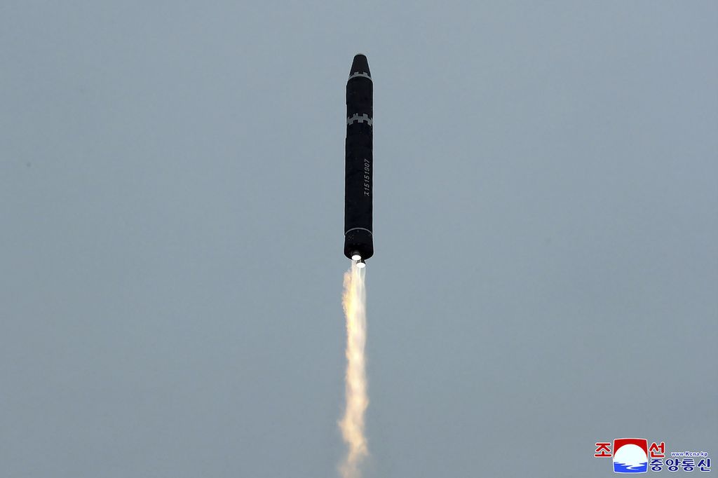 Foto yang disediakan Pemerintah Korea Utara memperlihatkan uji coba rudal balistik antarbenua Hwasong-15 di Bandara Internasional Pyongyang, Korea Utara, 18 Februari 2023. 