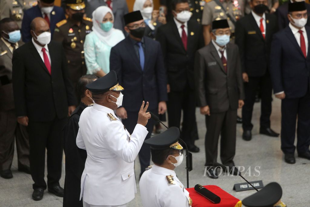 Komjen (Purn) Paulus Waterpauw (megacungkan dua jari) saat mengucapkan sumpah dan janji jabatan dalam pelantikannya menjadi Penjabat Gubernur Papau Barat di kantor Kementerian Dalam Negeri, Jakarta, Kamis (12/5/2022). 