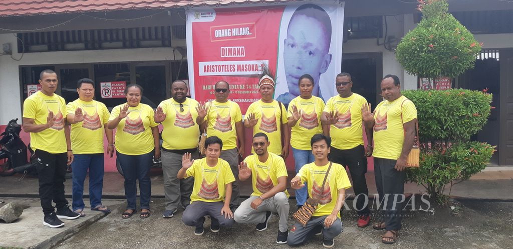 Pimpinan dan Staf Perwakilan Komnas HAM Wilayah Papua mengampanyekan stop kekerasan dalam peringatan Hari HAM Sedunia ke-74 di Jayapura, Papua, Sabtu (10/12/2022).