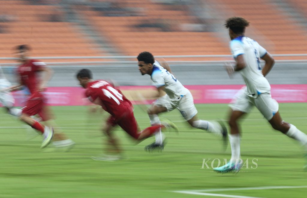 Pemain Inggris dan Iran berlari mengejar bola dalam laga penyisihan Grup C Piala Dunia U-17 2023 di Stadion Internasional Jakarta (JIS), Jakarta, Selasa (14/11/2023) malam.