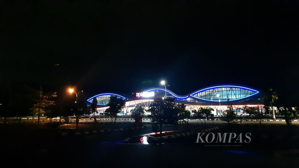 The light illuminates the Domine Eduard Osok Airport terminal, Sorong City, West Papau, Monday (31/1/2022).