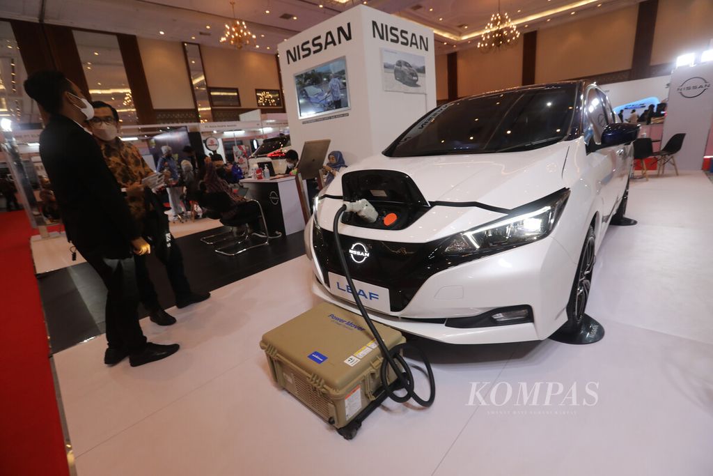 Produsen mobil listrik turut ambil bagian dalam pameran Indonesia Electric Motor Show 2022 di Jakarta Convention Center (JCC), Jakarta, Rabu (28/9/2022).  