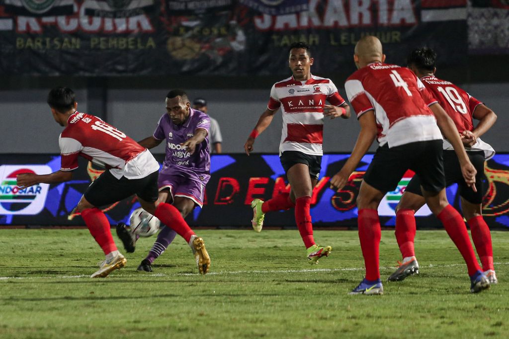 Pemain Persita Tangerang, Elisa Basna (kedua kiri), melepaskan tendangan ke arah gawang Madura United pada lanjutan BRI Liga 1 Indonesia di Arena Indomilk, Tangerang, Banten, Jumat (2/9/2022). Madura United menang, 1-0.