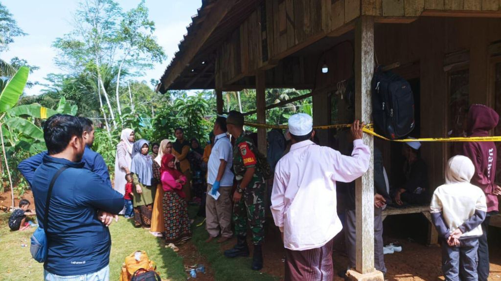 Lokasi pembunuhan seorang wanita bernama Inas (45) oleh anaknya, R, di Kampung Cilandak, Kecamatan Kalibunder, Kabupaten Sukabumi, Jawa Barat, Senin (13/5/2025). Pelaku melakukan aksinya karena kesal dimarahi.