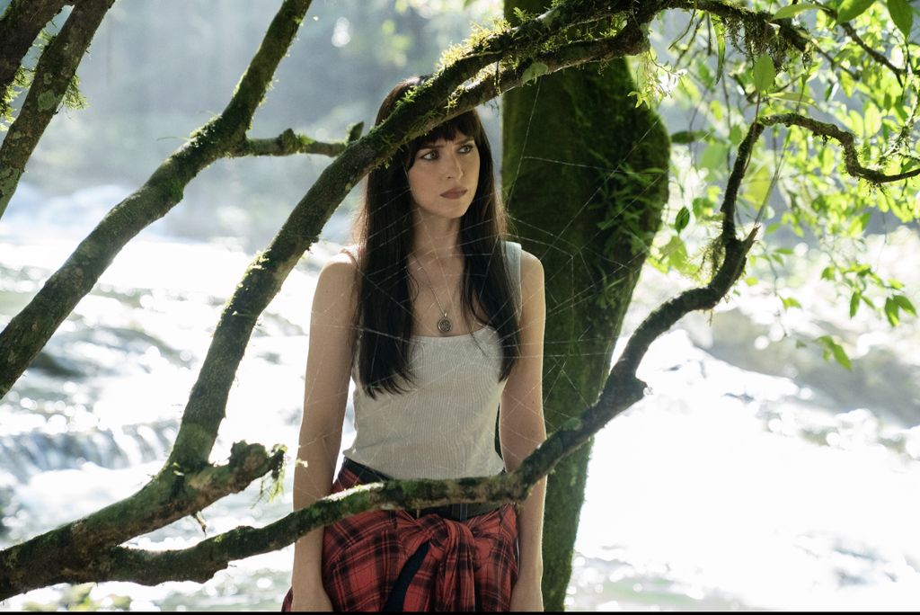Cassie (Dakota Johnson) ketika mengunjungi hutan Peru untuk mengetahui asal-usulnya.