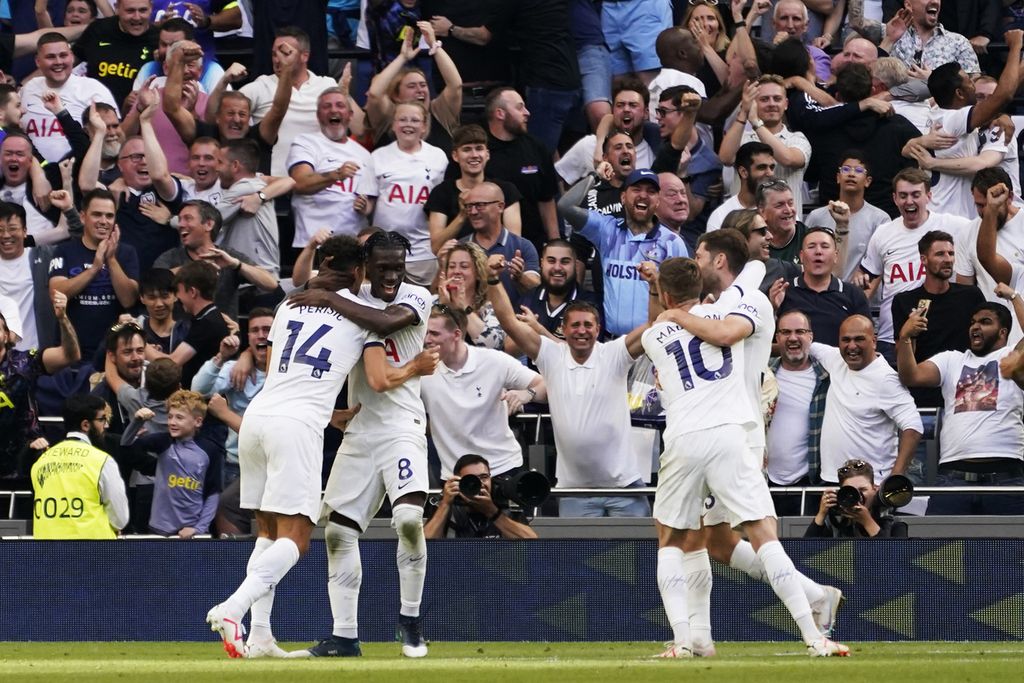 Pemain Tottenham Hotspur melakukan selebrasi setelah bek Manchester United, Lisandro Martinez, membuat gol bunuh diri dalam pertandingan Liga Inggris di Stadion Tottenham Hotspur, London, Inggris, Sabtu (19/8/2023). 