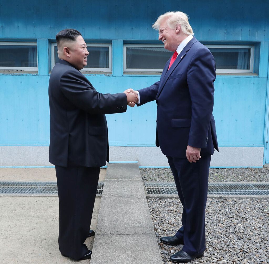 Foto ini diambil pada 30 Juni 2019 dan dirilis oleh Kantor Berita Pusat Korea (KCNA) resmi Korea Utara pada 1 Juli 2019 menunjukkan pemimpin Korea Utara Kim Jong Un (kiri) bersalaman dengan Presiden AS Donald Trump di Jalur Demarcation Militer yang membagi Korea Utara dan Selatan, di Wilayah Keamanan Bersama (JSA) Panmunjom di zona demiliterisasi (DMZ).