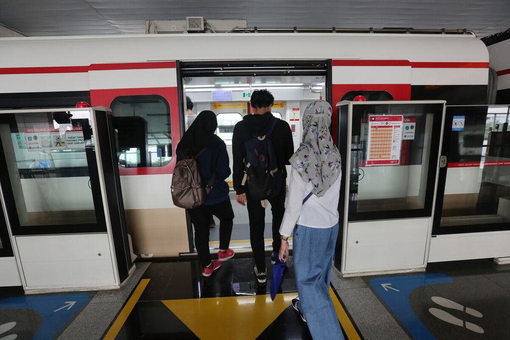 Rombongan jurnalis berjalan masuk ke kereta LRT saat uji coba penggunaan kartu Jaklingko untuk empat jenis moda transportasi publik di Jakarta, Senin (4/10/2021). 