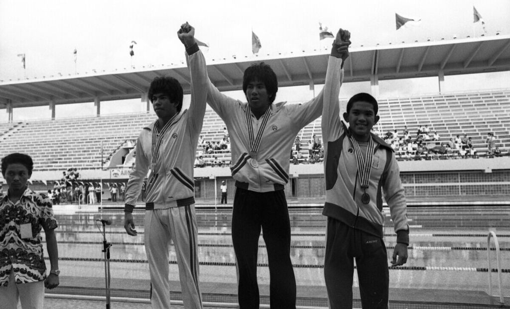 Gerald HP Item (tengah) dan adiknya, John Item, masing-masing merebut medali emas dan perak renang pada hari pertama SEA Games X di Jakarta, 24 September 1979. Tuan rumah Indonesia menjadi juara umum dengan merebut 92 medali emas.