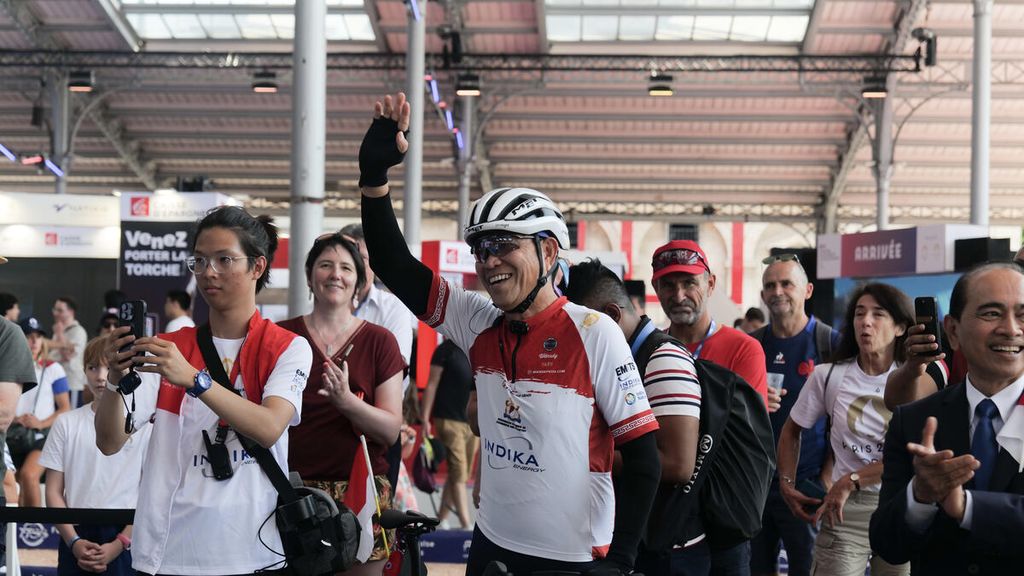 Royke Lumowa seusai menyelesaikan perjalanan Jakarta-Paris, Senin (29/7/2024), di Paris, Perancis.