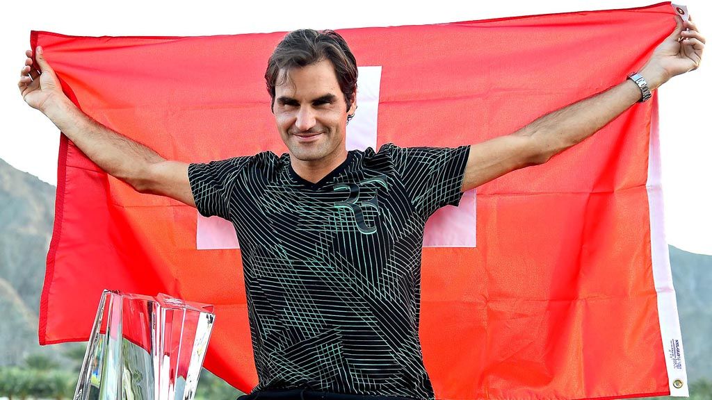 Roger Federer berpose setelah menjuarai ATP World Tour Masters 1000 Indian Wells setelah mengalahkan Stanislas Wawrinka  7-6, 6-4.