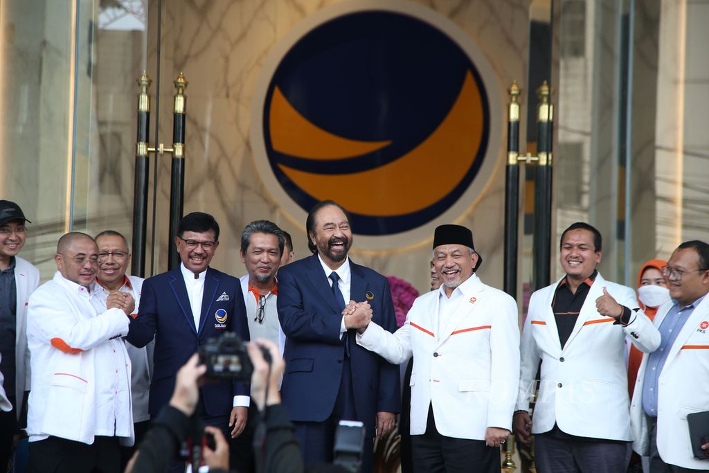 Ketua Umum Partai NasDem Surya Paloh (tiga dari kiri) bersama Presiden Partai Keadilan Sejahtera (PKS) Ahmad Syaikhu (tiga dari kanan) seusai pertemuan di Kantor DPP Partai Nasdem, Jakarta, Rabu (22/6/2022). 