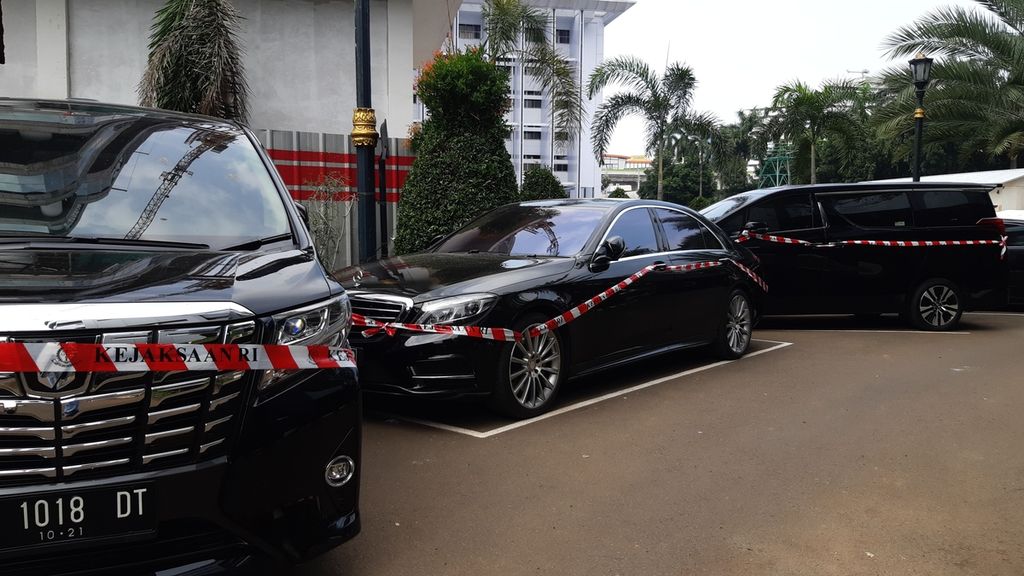 Mobil yang disita dari tersangka kasus dugaan korupsi PT Asuransi Jiwasraya (Persero) terparkir di Gedung Bundar Jaksa Agung Muda Tindak Pidana Khusus Kejaksaan Agung, Jakarta, Kamis (16/1/2020).