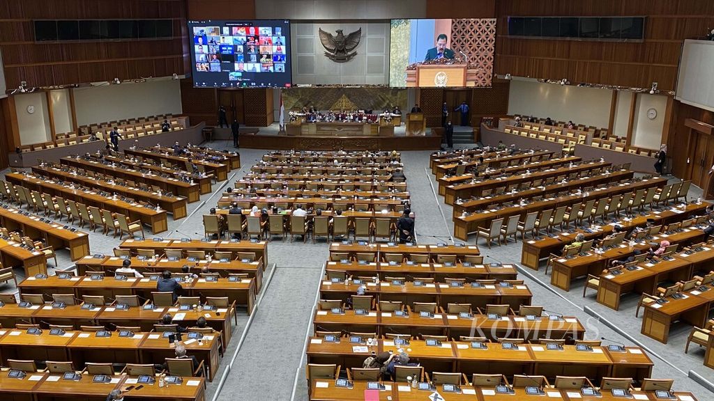 Dewan Perwakilan Rakyat menggelar rapat paripurna ke-16 Masa Persidangan IV Tahun Sidang 2020-2021 di Kompleks Parlemen, Senayan, Jakarta, Jumat (9/4/2021).