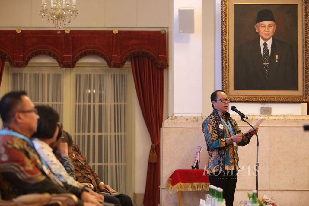 Pemimpin Redaksi Harian<i> Kompas</i> Sutta Dharmasaputra menyampaikan sambutan dalam Kompas100 CEO Forum powered by East Ventures kepada Presiden Joko Widodo di Istana Negara, Jakarta, Jumat (2/12/2022). 