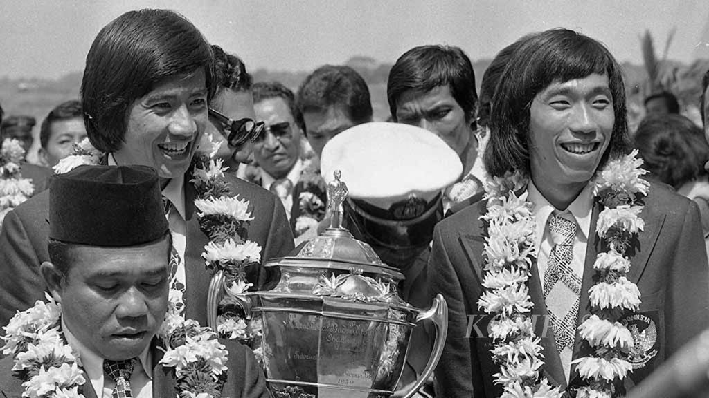 Rudy Hartono dan Tjun Tjun, anggota regu Thomas Cup Indonesia, disambut sangat meriah, saat tiba di Lanud Halim Perdanakusuma, Jakarta, Rabu (9/6/1976).