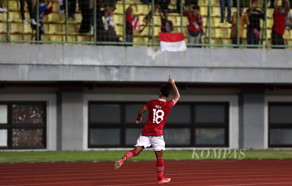 Pemain timnas sepak bola U-19 Indonesia, Alfriyanto Nico Saputro, melakukan selebrasi setelah menjebol gawang Filipina dalam laga penyisihan Grup A Piala AFF U-19 2022 di Stadion Patriot Chandrabhaga, Bekasi, Jawa Barat, Jumat (8/7/2022).