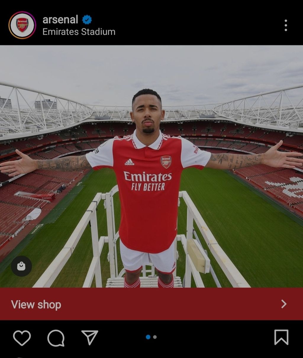 Akun resmi Arsenal di Instagram memperlihatkan striker Gabriel Jesus berpose di Stadion Emirates, markas klub London itu. Senin (4/7/2022). Jesus direkrut Arsenal dari Manchester City.