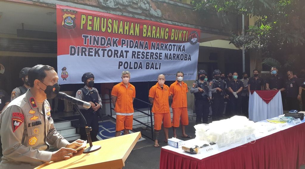 Wakil Kepala Polda Bali Brigadir Jenderal (Pol I Ketut Suardana (kiri) memberikan sambutan dalam kegiatan pemusnahan barang bukti tindak pidana narkoba Ditresnarkoba Polda Bali. 