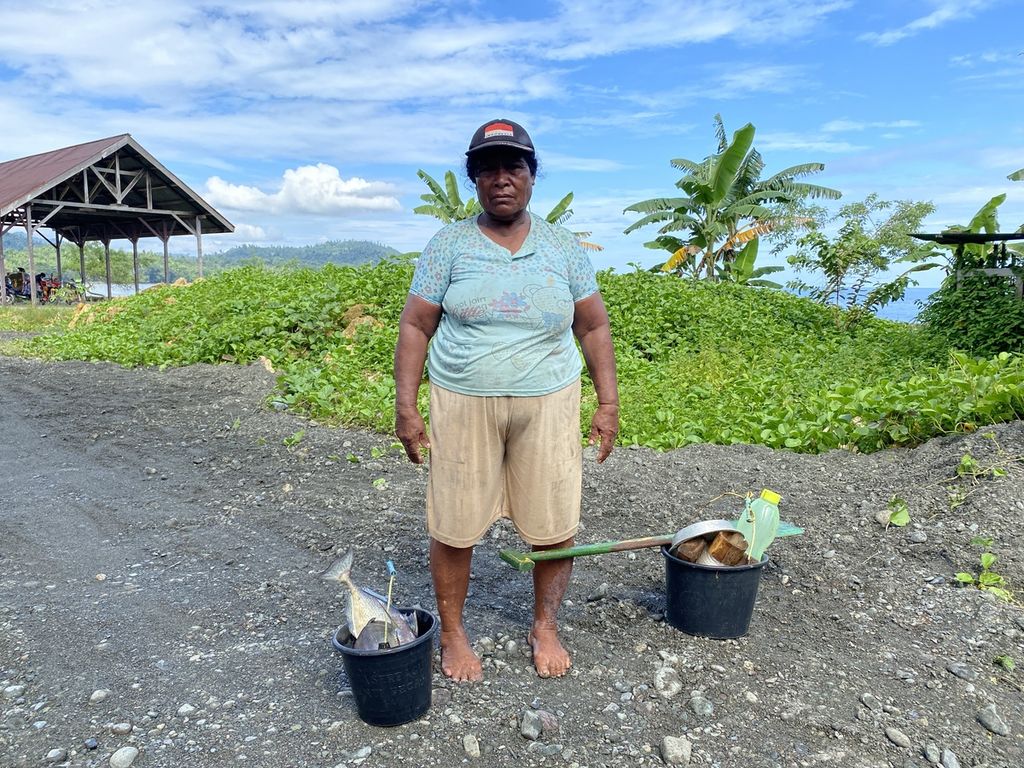 Ersina Loha (60), nelayan perempuan dari Desa Gemaf, Kecamatan Weda Utara, Kabupaten Halmahera Tengah, Maluku Utara, sepulang dari melaut pada Kamis (7/9/2023). 