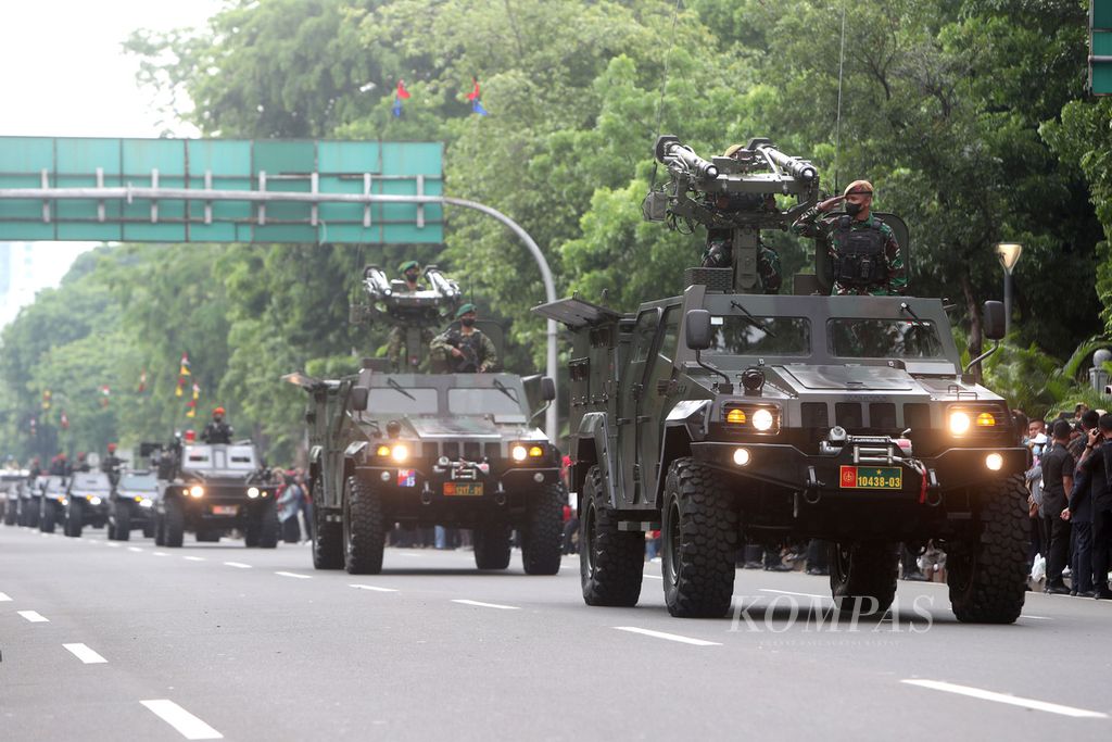 Defile alat utama sistem persenjataan (alutsista) TNI di Jalan Medan Merdeka Utara, Jakarta, Rabu (5/10/2022). 