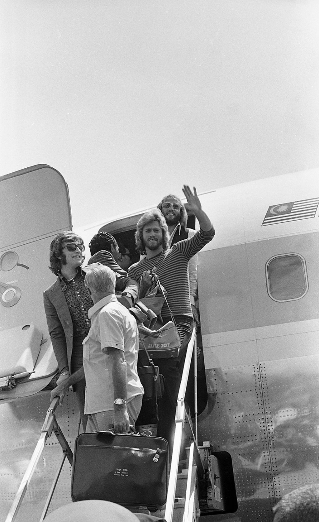 Kelompok band The Bee Gees tiba di Bandara Kemayoran, Jakarta, Minggu (2/4/1972) siang dengan pesawat MSA dari Singapura.