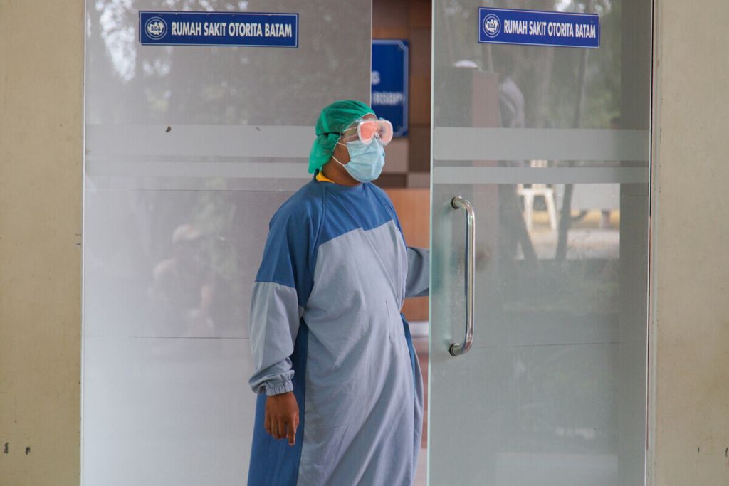 Salah satu tenaga medis di Rumah Sakit Badan Pengusahaan Batam, Kepulauan Riau, bersiap menangani pasien Covid-19, Jumat (1/5/2020).