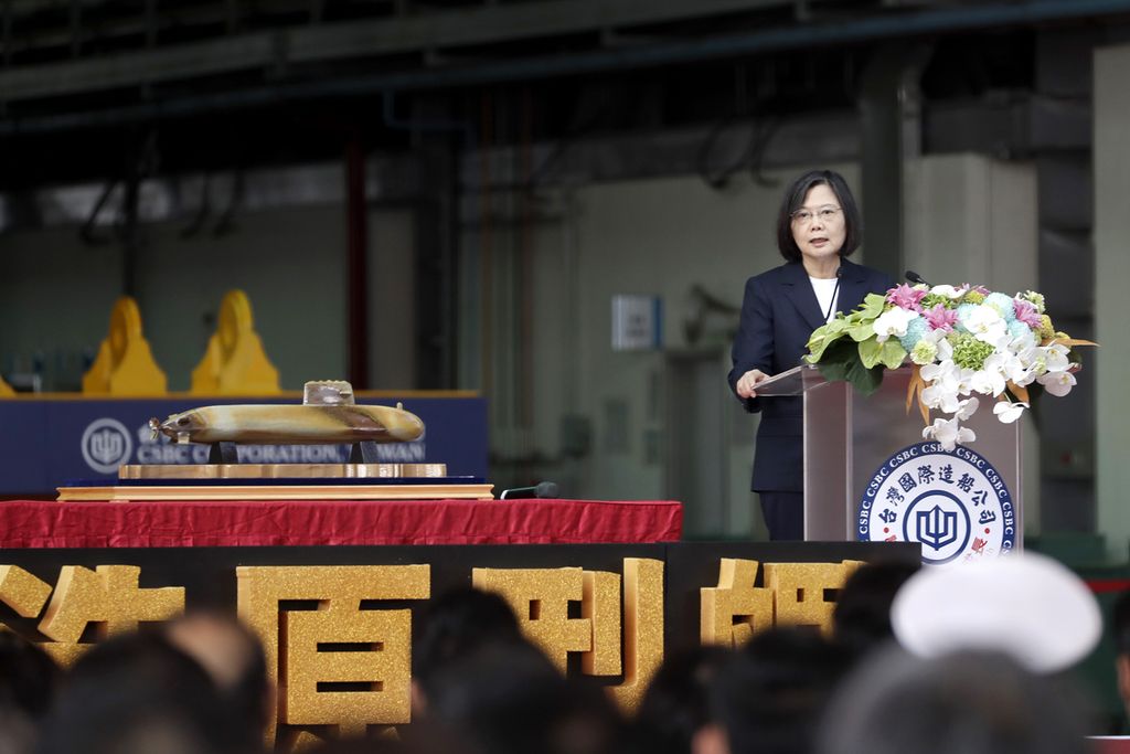 Presiden Taiwan Tsai Ing-wen berpidato saat upacara peluncuran kapal selam buatan domestik pertama di Kaohsiung, 28 September 2023. 