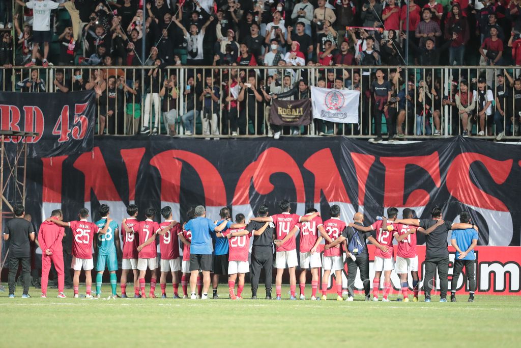 Pemain timnas Indonesia U-16 memberikan apresiasi kepada suporter setelah mengalahkan tim Myanmar U-16 di babak semifinal Piala AFF U-16 di Stadion Maguwoharjo, Sleman, DI Yogyakarta, Rabu (10/8/2022). 