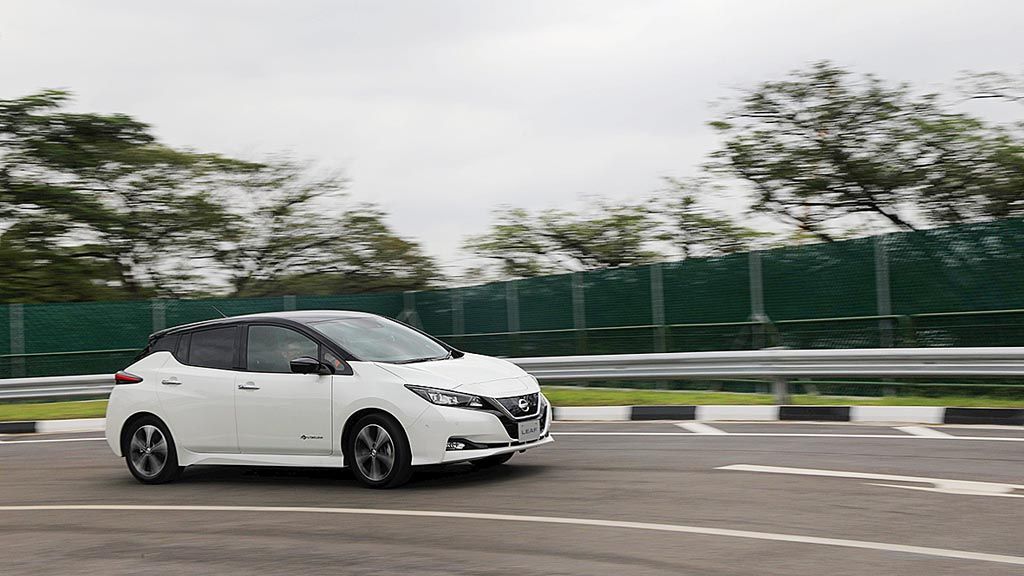 Tes kendara mobil listrik New Nissan Leaf di dalam kompleks Nanyang Technology University, Singapura, Rabu (7/2).