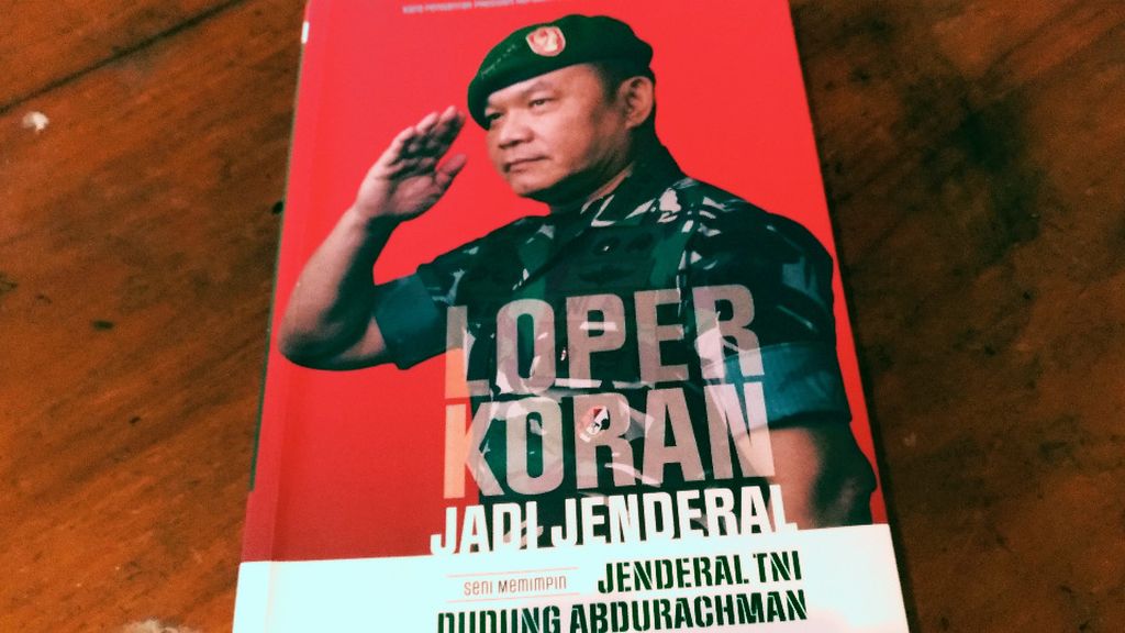 Halaman muka buku berjudul 'Loper Koran Jadi Jenderal: Seni Memimpin Jenderal TNI Dudung Abdurachman'