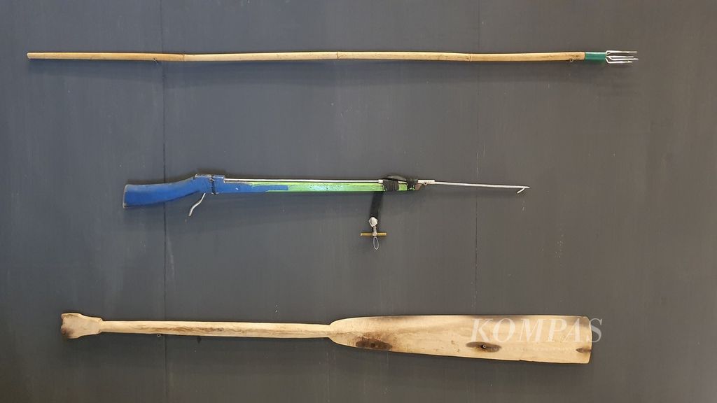 Rowing and arrow fishing tools of the Bajau fishermen are displayed in the "Polaosi" exhibition held by the Directorate of Culture, Ministry of Education, Culture, Research, and Technology at Patuno Resort, Wangi-Wangi Island, Wakatobi Regency, Southeast Sulawesi, on Thursday (2/5/2024).