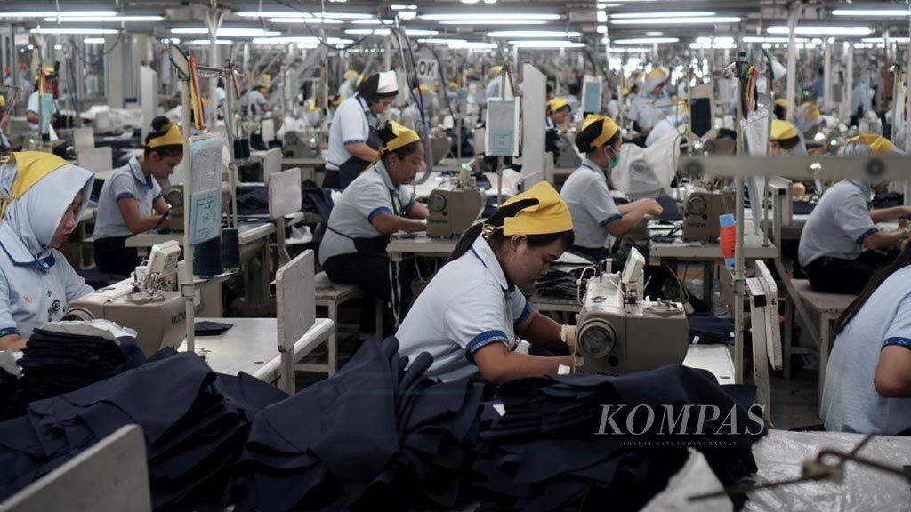 Aktivitas produksi divisi garmen PT Sri Rejeki Isman Tbk atau Sritex di Sukoharjo, Jawa Tengah, Rabu (13/2/2019). Industri tekstil dan produk tekstil masih memiliki peluang luas di pasar dalam negeri dan ekspor tetapi menghadapi tantangan efisiensi dan persaingan global.