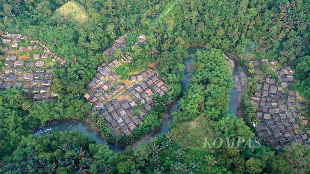 Foto udara Kampung Balimbing, Kampung Marengo, dan Kampung Gajebo (dari kiri ke kanan), di Desa Kanekes, Kecamatan Leuwidamar, Kabupaten Lebak, Banten, Rabu (15/3/2023).