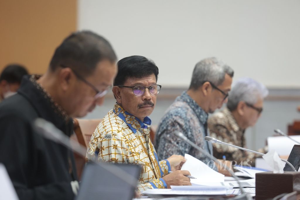 Menteri Komunikasi dan Informatika Johnny G Plate mengikuti rapat kerja dengan Komisi I DPR di Kompleks Parlemen, Senayan, Jakarta, Senin (10/4/2023). Rapat membahas Rancangan Undang-Undang tentang perubahan kedua atas Undang - undang nomor 11 Tahun 2008 tentang Informasi dan Transaksi Elektronik (ITE). 