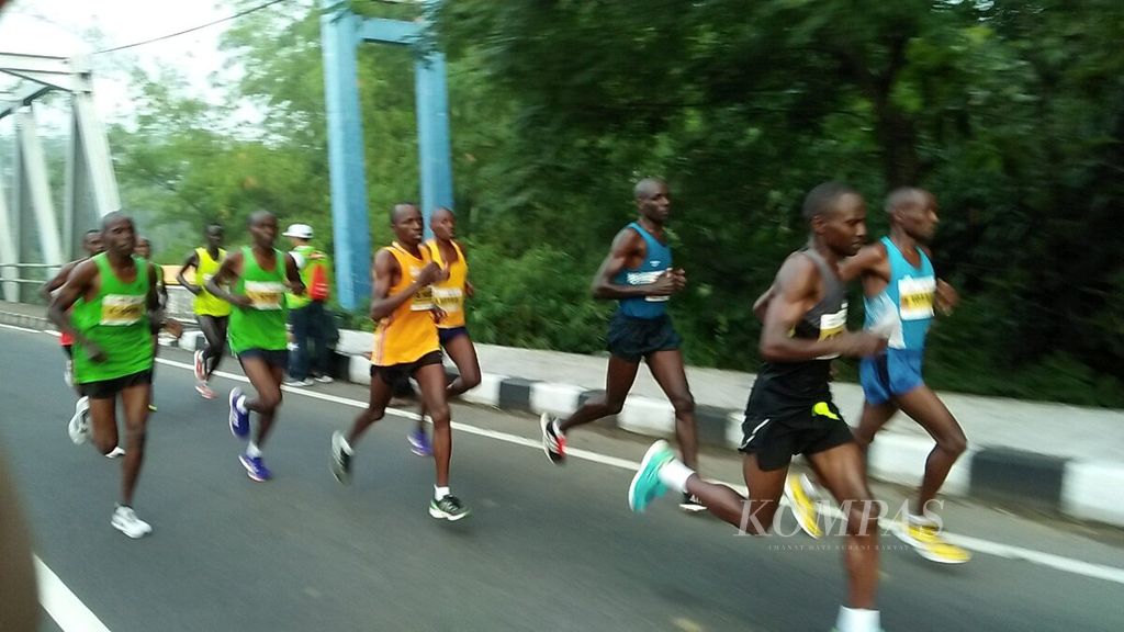 Sejumlah pelari jarak jauh asal Kenya saling bersaing di kategori maraton terbuka Bank Jateng Borobudur Marathon 2017 di Magelang, Minggu (19/11/2017). Berlari dan mengejar uang lomba-lomba maraton di berbagai dunia menjadi cara ampuh warga Kenya, Afrika, untuk keluar dari jerat kemiskinan.
