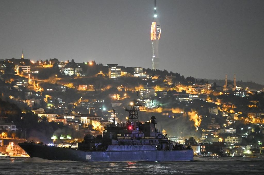 Salah satu dari tiga kapal Rusia, kapal pendarat besar kelas Ropucha, Gregory Pobedonosets, berlayar melalui Selat Bosphorus menuju ke Laut Hitam melintasi kota Istanbul, Turki, 9 Februari 2022. 