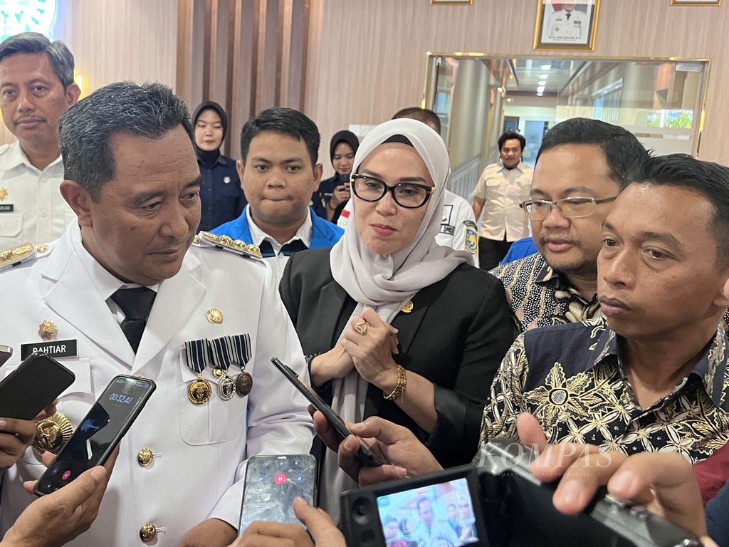 Penjabat Gubernur Sulawesi Selatan Bahtiar Baharuddin didampingi Ketua DPRD Sulsel A Ina Kartika Sari menjawab pertanyaan wartawan di Makassar, Rabu (6/9/2023).