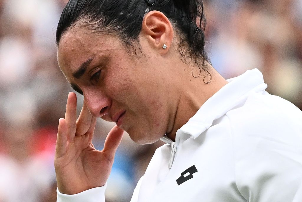 Petenis Tunisia, Ons Jabeur, menangis setelah kalah dari petenis Ceko, Marketa Vondrousova, pada laga final tunggal putri Grand Slam Wimbledon di All England Club, London, Sabtu (15/7/2023). 