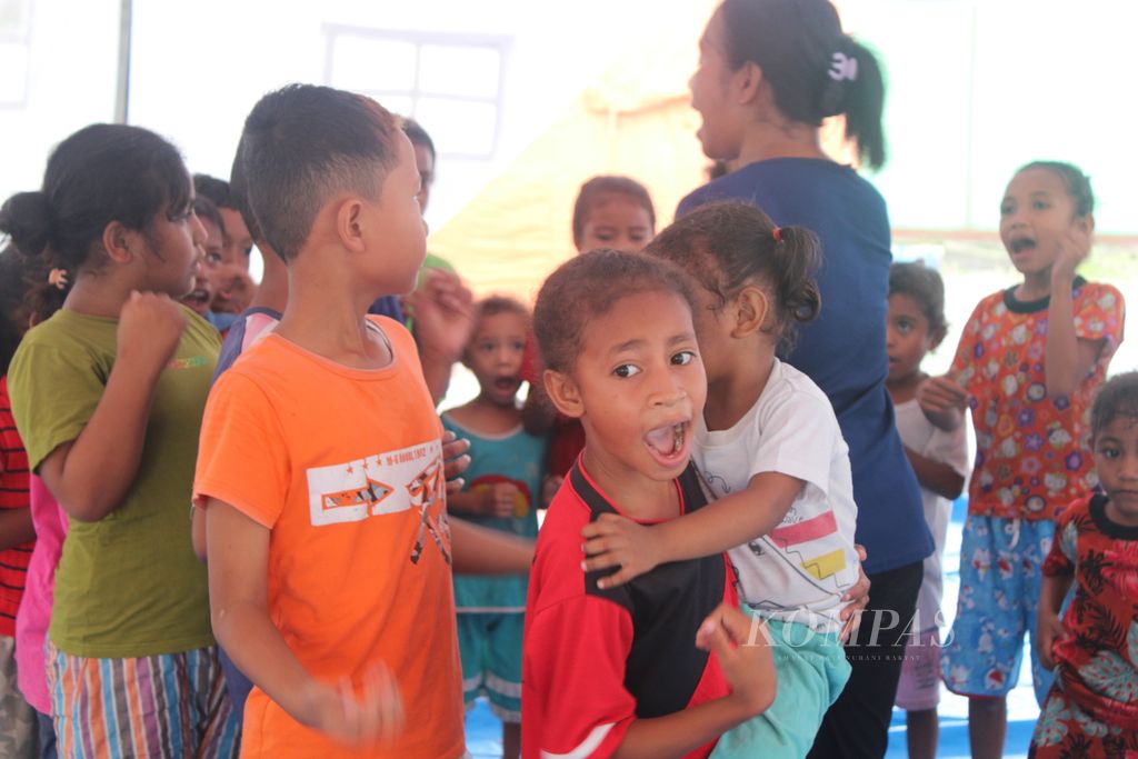 Suasana pembelajaran di pos pengungsian Desa Boru, Kecamatan Wulanggitang, Kabupaten Flores Timur, Nusa Tenggara Timur, Jumat (12/1/2024). Anak-anak ini terdampak erupsi Gunung Lewotobi Laki-laki yang kini memasuki hari ke-21.
