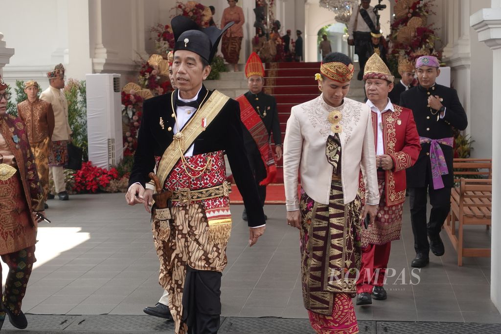 President Joko Widodo approached a crowd of journalists on the west side of Merdeka Palace ahead of the Proclamation Day Commemoration at Merdeka Palace, Jakarta, on Thursday (17/8/2023).