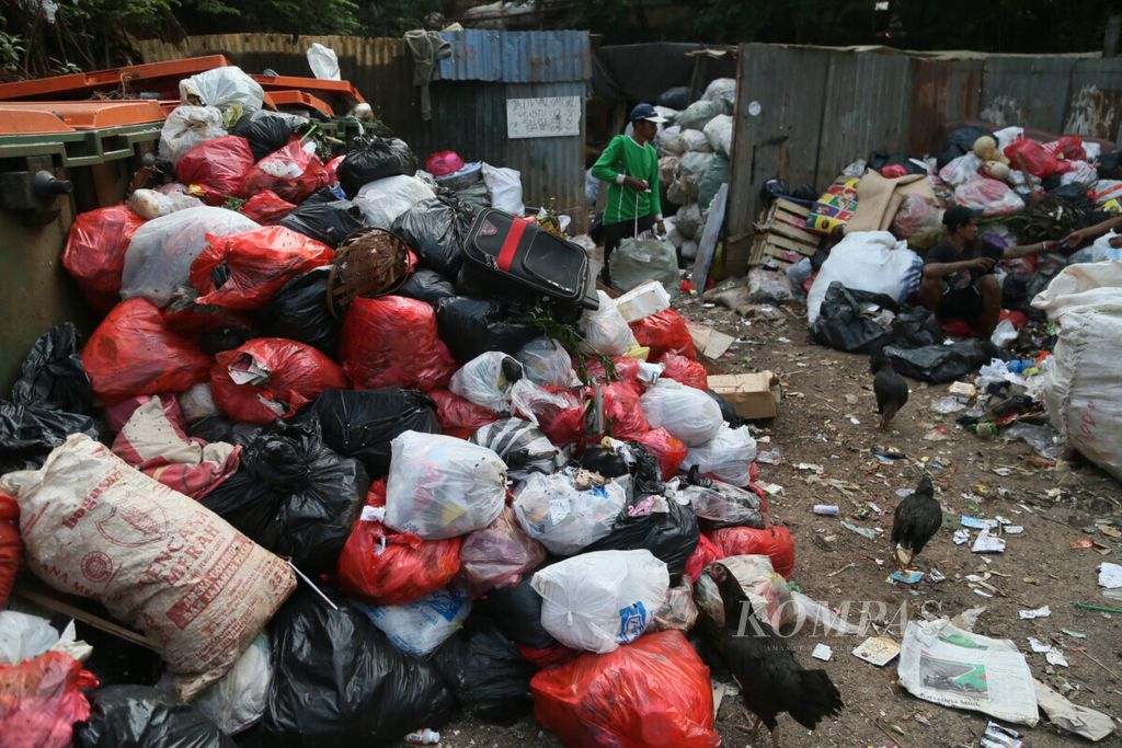 Sampah plastik mendominasi tempat pembuangan sampah sementara di kawasan Pesanggrahan, Jakarta, Senin (8/7/2019). Rencana pemberlakuan cukai kantong plastik di Indonesia disambut baik sepanjang bertujuan membatasi konsumsinya dan mengurangi beban lingkungan. 